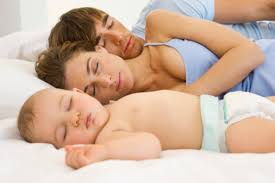 Малыш спит вместе с родителями